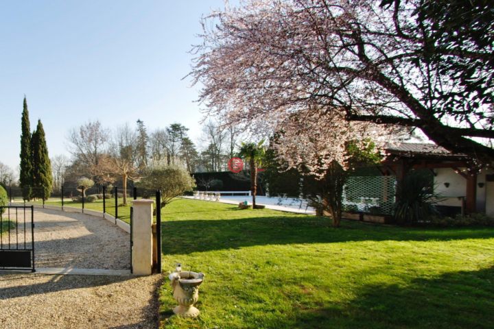 法国波尔多10卧10卫的独栋别墅