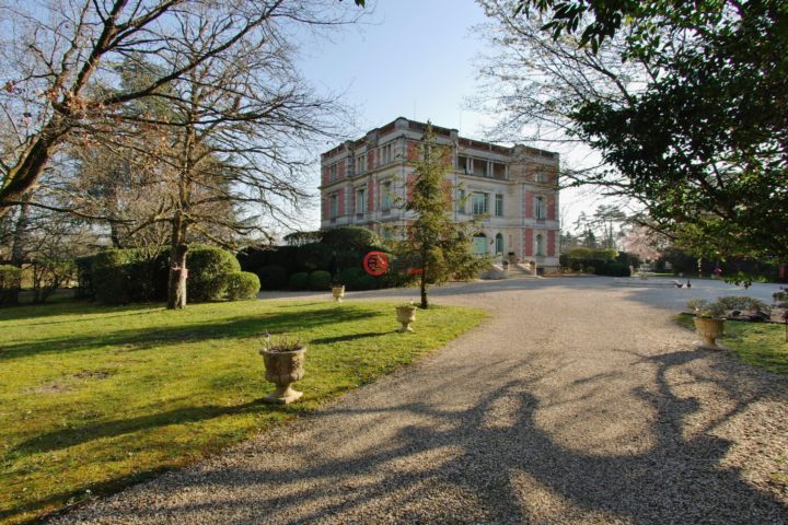 法国波尔多10卧10卫的独栋别墅